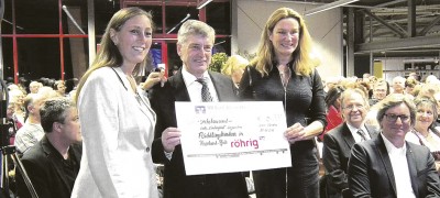 Hans Peter und Yvonne Röhrig bei der Überreichung eines Schecks in Höhe  von 10.000 Euro für Kinderhilfsprojekte an Schirmherrin Heike Boomgaarden. 