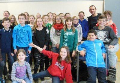 Das Bild zeigt Schülerinnen und Schüler der 5A zusammen mit Stefan Gemmel.        
