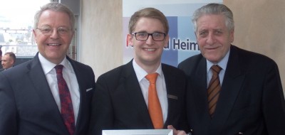 Beste Abschlussprüfung: Der Herbert-Rütten-Preis 2016 ging an den jungen Bankkaufmann Niklas Spitzley. Erste Gratulanten waren Elmar Schmitz, Vorstandsvorsitzender der Volksbank RheinAhrEifel (links), und Preisstifter Herbert Rütten (rechts).