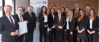 Insgesamt schlossen Anfang dieses Jahr 14 Auszubildende der Volksbank RheinAhrEifel ihre Ausbildung zur Bankkauffrau bzw. zum Bankkaufmann erfolgreich ab.