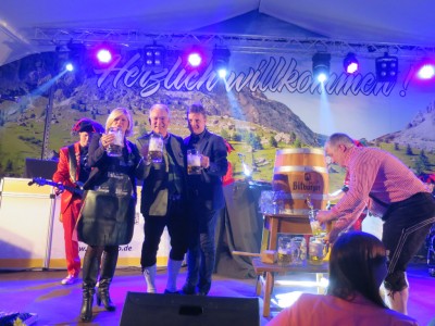 Zwei Schläge und "O-Zapft" war: Ortsbürgermeisterin Dr. Christel Egner-Duppich, Hans-Jürgen Lichter und der Repräsentant von Bitburger haben das Fest eröffne Foto: EAZ. 