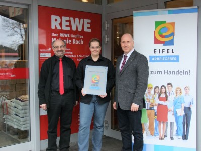 Vater Helmut und Tochter Melanie Koch mit der Auszeichnung von Markus Pfeifer, dem Geschäftsführer der Regionalmarke-Eifel 