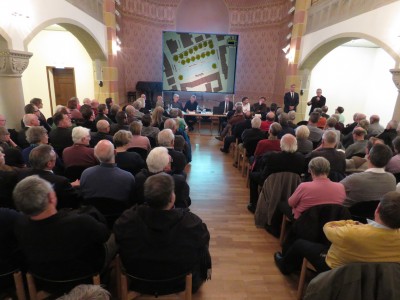 Bürgermeister Joachim Rodenkirch begrüßt die Teilnehmer der Einwohnerversammlung in der Kultur- und Tagungsstätte Synagoge (Foto: Werner Pelm).