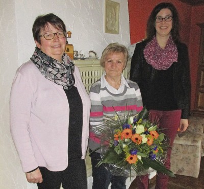 v.l.n.r.: DRK-Mitarbeiterin Anne Klein, Frau Horn, DRK-Geschäftsführerin Diana Peters