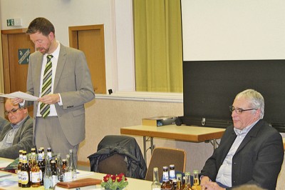 Bei der Verabschiedung von Verwaltungsrat Jürgen Fritz (rechts) durch Bürgermeister Marcus Heintel  Foto: Karl-Heinz Gräwen 