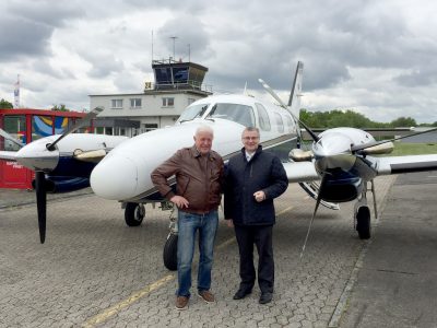 Karl Mannheim (l.) und Landrat Dr. Alexander Saftig vor dem Kraftpaket der Vulcan-Airservice, der Piper Cheyenne. 