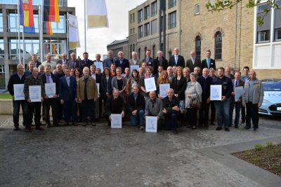 Nach der Verleihung der Urkunden präsentieren sich die Gewinner des Klimaschutzpreises 2016 in Bitburg dem Fotografen. 