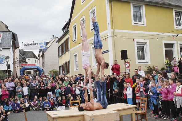 Mit Weltklasse-Akrobatik begeisterte die Gruppe Show-Projekt aus Wiesbaden   (Fotos: Karl-Heinz Gräwen)