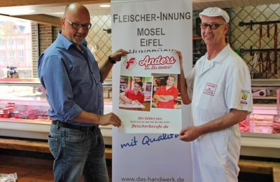 Obermeister Stefan Tix (rechts) und Geschäftsführer Dirk Kleis präsentieren das Werbeplakat "Wir bilden aus - sprich uns an", mit dem Jugendliche angesprochen werden. 
