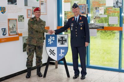 Oberst Bader (li.) begrüßt Generalleutnant Schelleis am ZOpKomBw (Foto: Busch/Bundeswehr) 
