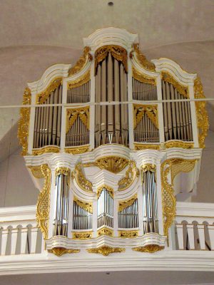  Das Foto zeigt die von Grund auf restaurierte Orgel in der Zeller Pfarrkirche St. Peter 