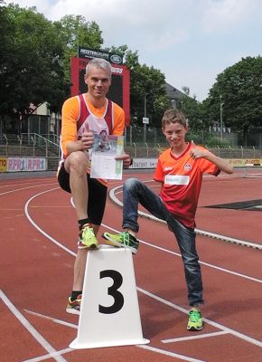 Peter Raueiser (links) mit „Coach“ Lucas Raueiser freuen sich über geschaffte 400m und 200m DM-Norm 