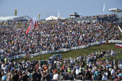ADAC Rallye Deutschland, Jari-Matti Latvala, Volkswagen Motorsport mitten im Gewimmel von tausenden Zuschauern auf der Panzerplatte, Foto: ADAC