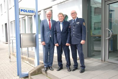 Das Foto zeigt Polizeipräsident Lothar Schömann, Polizeihauptkommissar Bernd Bohlen und Christoph Cremer, Leiter der PI Prüm (v.l.n.r.) 
