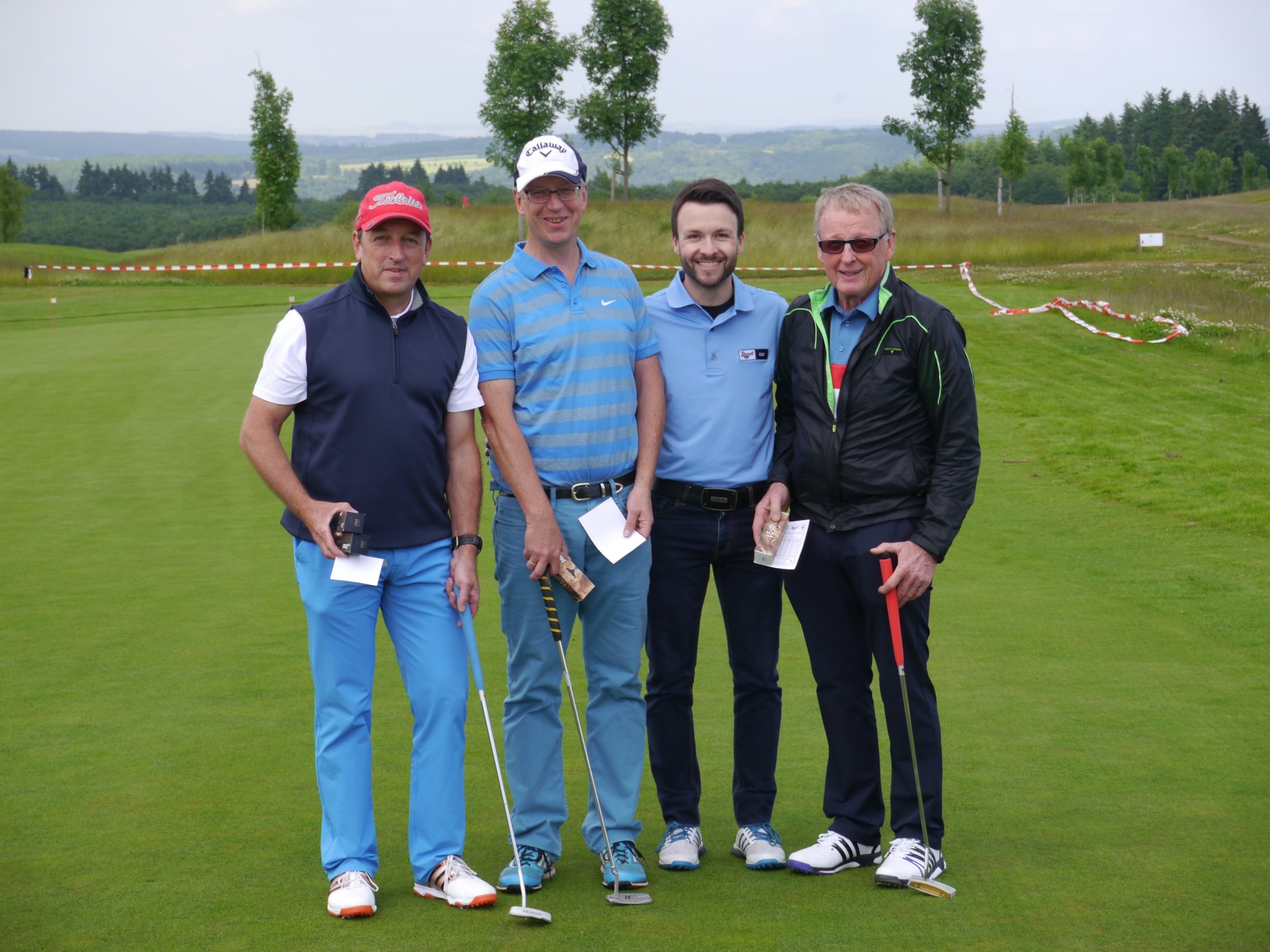 v.l.n.r.: Haben sich für das Regionalfinale qualifiziert: Bernd robst, Georg Steffens und Winfried Laux. Alex Nitsche (3.v.l.) vom Ferien- und Golfresort gratulierte den Siegern. 