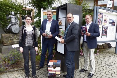 Sie eröffneten den ersten RWE Bücherschrank in der Vulkaneifel: Bücherpatin Rita Willems, Architekt Hans Jürgen Greve, RWE-Kommunalbetreuer Thomas Hau und Stadtbürgermeister Martin Robrecht (v.l.n.r.).