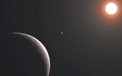 Zwei Planeten des Sterns Gliese 581 in künstlerischer Darstellung:  Der Stern ist sichtbar oben rechts in größerer Entfernung. Ein Exoplanet mit zweifacher Erdmasse fliegt im Vordergrund (unten links), und ein zweiter Exoplanet (blauer Punkt in Bildmitte) umrundet. den Stern in 69 Tagen. (L. Calçada, European Southern Observatory ESO)