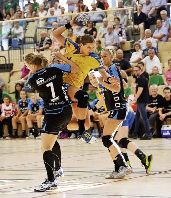 Die Leipzigerin Karolina Kudlacz-Gloc versucht  die Bietigheimer Abwehrspielerinnen Nina Wörz (7) und Maura Visser (rechts im Bild) zu überwindenFoto: Dieter Rau