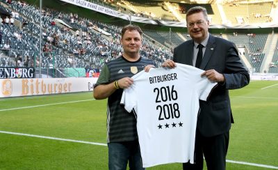 Als Repräsentant der deutschen Fans besiegelt Marc Lessel (links) im Namen von Bitburger mit DFB-Präsident Reinhard Grindel die Verlängerung des Sponsoring-Vertrages.