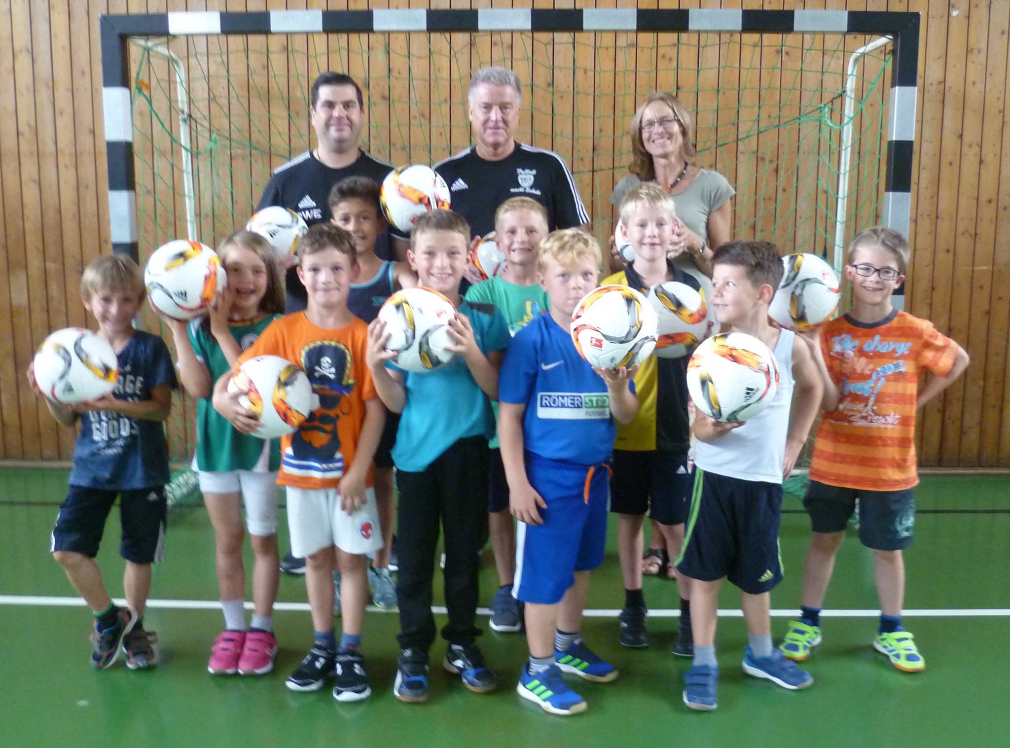 Die Kinder der Fußball AG hintere Reihe von links: Mike Cruz  AG-Leiter, Cordula Faller Schulleiterin und Alois Stroh Vizepräsident FV Rheinland 