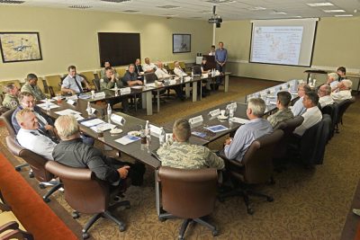Geschwaderkommodore Oberst Joseph D. McFall teilte den offiziellen Vertretern  während der Sitzung des Informationsforums die aktuellen Neuigkeiten betreffend  der Airbase Spangdahlem mit Foto: privat