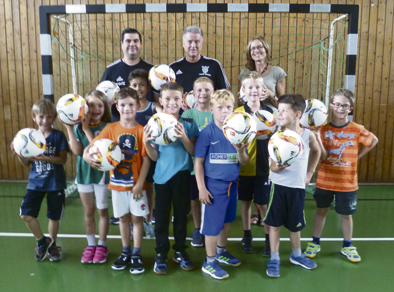 Die Kinder der Fußball AG, hintere Reihe von links: Mike Cruz  AG-Leiter, Cordula Faller Schulleiterin und Alois Stroh Vizepräsident FV Rheinland