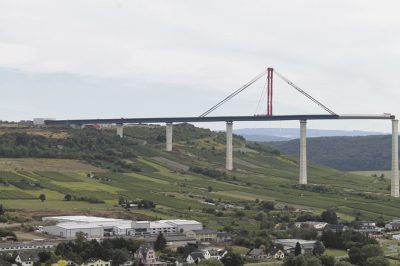 Das Bild zeigt den derzeitigen Stand der Hochmoselbrücke bei der 7. Vorschubphase. Der Stahlüberbau der Brücke wird sich jetzt um 131 Meter in Richtung Mosel bewegen.  (Foto: Karl-Heinz Gräwen)