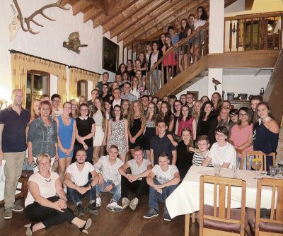 Die ungarisch-deutsche Schülergruppe zusammen mit den ungarischen Lehrerinnen und John Mac Nelly, dem Organisator des  Ungarnaustauschs am Cusanus-Gymnasium Wittlich, beim Abschlussfest.  