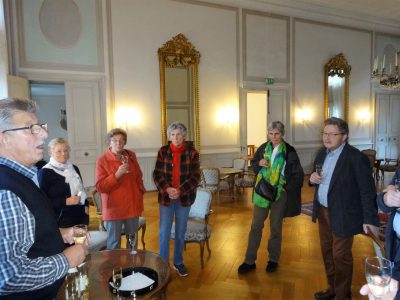 Das Foto zeigt Teilnehmer der Gruppe im Kurfürstensaal. Links Peter Sondermann bei der Begrüßung. Fotos: Hans Pargen