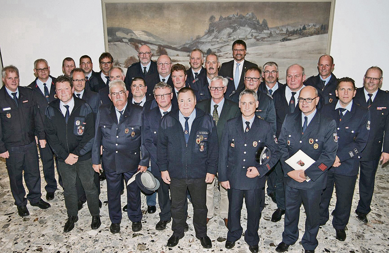 Die geehrten Feuerwehr-Kameraden mit Vertretern der Verbandsgemeinden, Kreisfeuerwehrinspekteur und Landrat Thiel