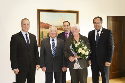 Franziska und Karl Valerius aus Binsfeld erhielten die Ehrennadel des Landes Rheinland-Pfalz. Es gratulierten Landrat Gregor Eibes, Ortsbürgermeister Walter Faber und Bürgermeister Dennis Junk.