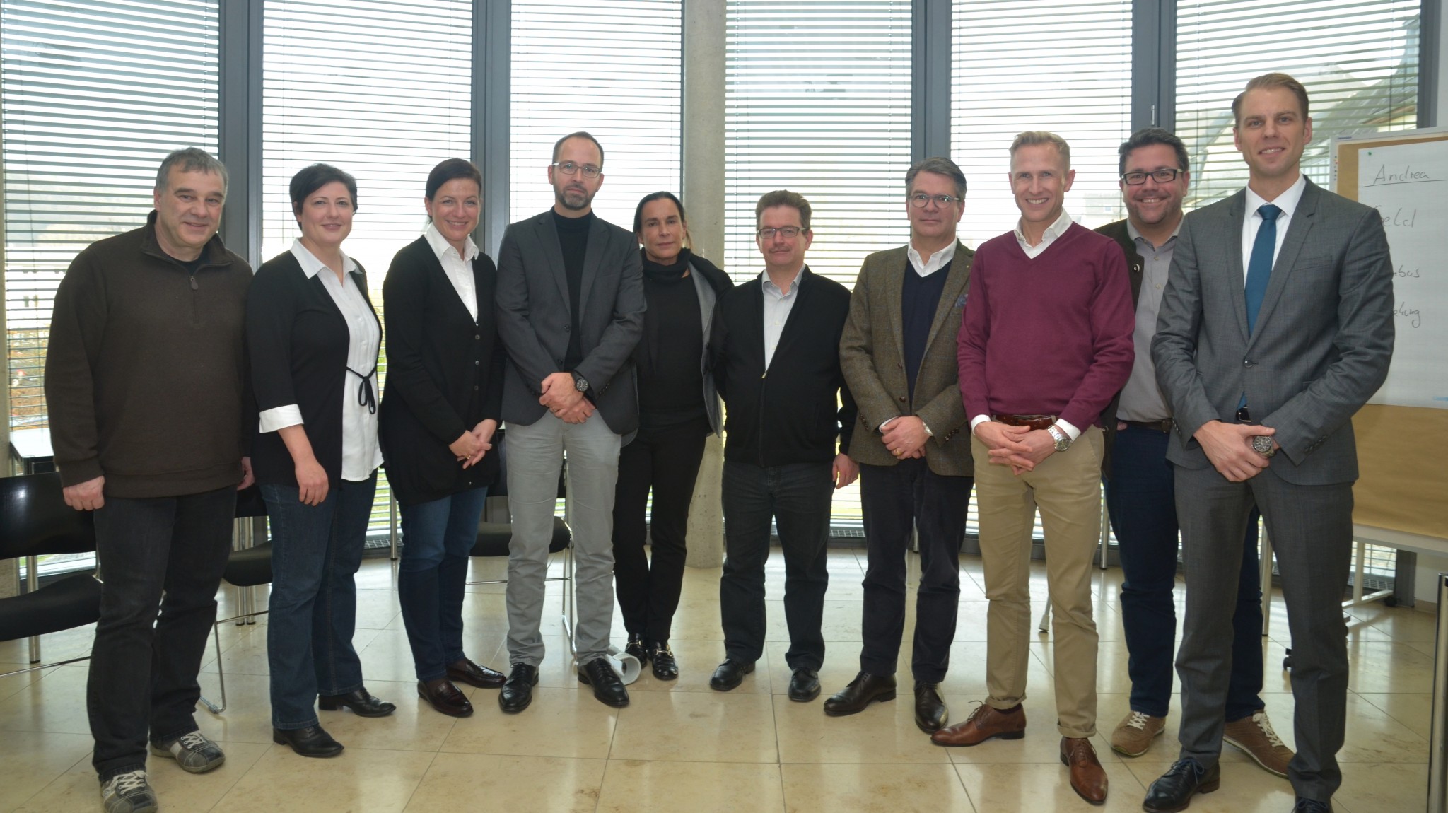 Auf dem Foto ist Ulrich Schneider, IHK-Geschäftsführer Ausbildung (ganz rechts) mit den frischgebackenen Wirtschaftsmediatoren zu sehen. Quelle: IHK Trier