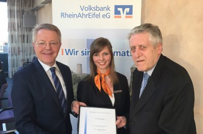 1.000 Euro für die beste Abschlussprüfung zur Bankkauffrau: Barbara Wand, Auszubildende bei der Volksbank RheinAhrEifel (Mitte), erhielt in Bad Neuenahr den Herbert-Rütten-Preis 2017 von Preisstifter Herbert Rütten (rechts) und Elmar Schmitz, Vorstandsvorsitzender der Volksbank RheinAhrEifel (links).