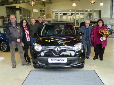 Das glückliche Pärchen mit ihrem neuen Renault Twingo. Links auf dem Foto Hans-Joachim Thul, Marina Stolz, Wolfgang v.Wendt und Jens Schäfer 