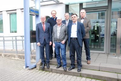 Das Foto zeigt Polizeipräsident Lothar Schömann, Personalratsvorsitzenden Peter Kretz, Jürgen Josef Dietzen, Otmar Cartarius, Manfred Kühne und Stefan Wagner (v.l.n.r.).