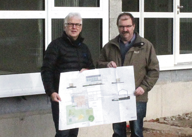Ortsbürgermeister Arno Simon (links) und Beigeordneter Dieter Schmitz überprüfen an der Baustelle den Erweiterungsbau des Kindergartens der Gemeinde Ürzig. 