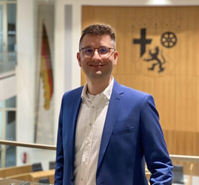 Staffelübergabe im Landtag: Jens Münster ist neuer Landtagsabgeordneter. Er folgt auf Anke Beilstein, die nun als Landrätin des Landkreises Cochem-Zell fungiert und daher ihr Abgeordnetenmandat niedergelegt hat.