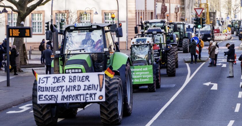Landwirte demonstrieren mit ihren Traktoren in einer Innenstadt.