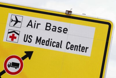 Ein gelbes Verkehrsschild mit der Aufschrift „Air Base US Medical Center“.