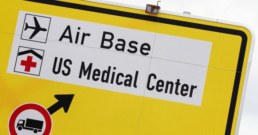 Ein gelbes Verkehrsschild mit der Aufschrift „Air Base US Medical Center“.
