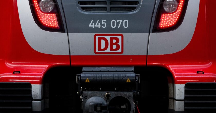 Ein Zug der Deutschen Bahn in Großaufnahme.