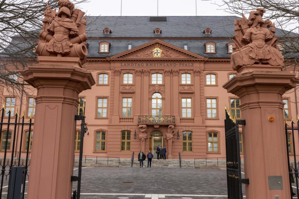 Der Landtag in Mainz aus Sicht des Eingangstores.
