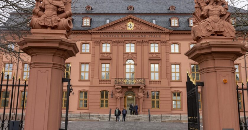 Der Landtag in Mainz aus Sicht des Eingangstores.