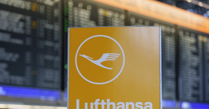 Ein Schild der Lufthansa an einem Flughafen.