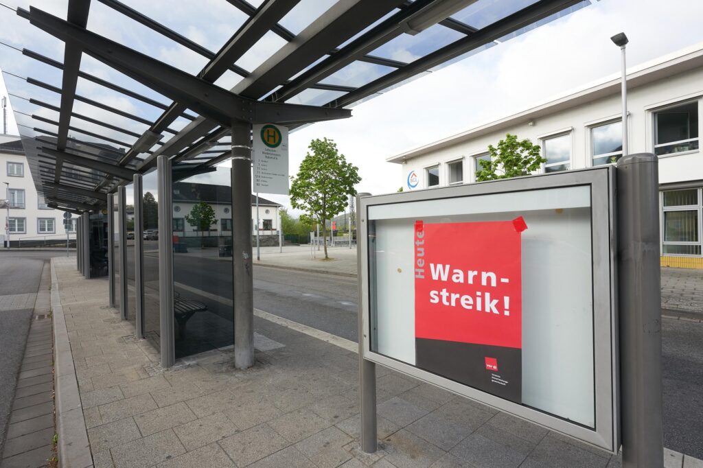 Ein Plakat hängt während eines Streiks an einer Bushaltestelle.