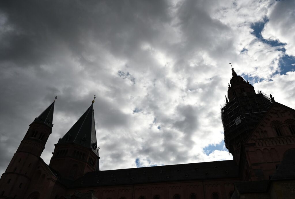 Wolken ziehen über den Mainzer Dom hinweg.