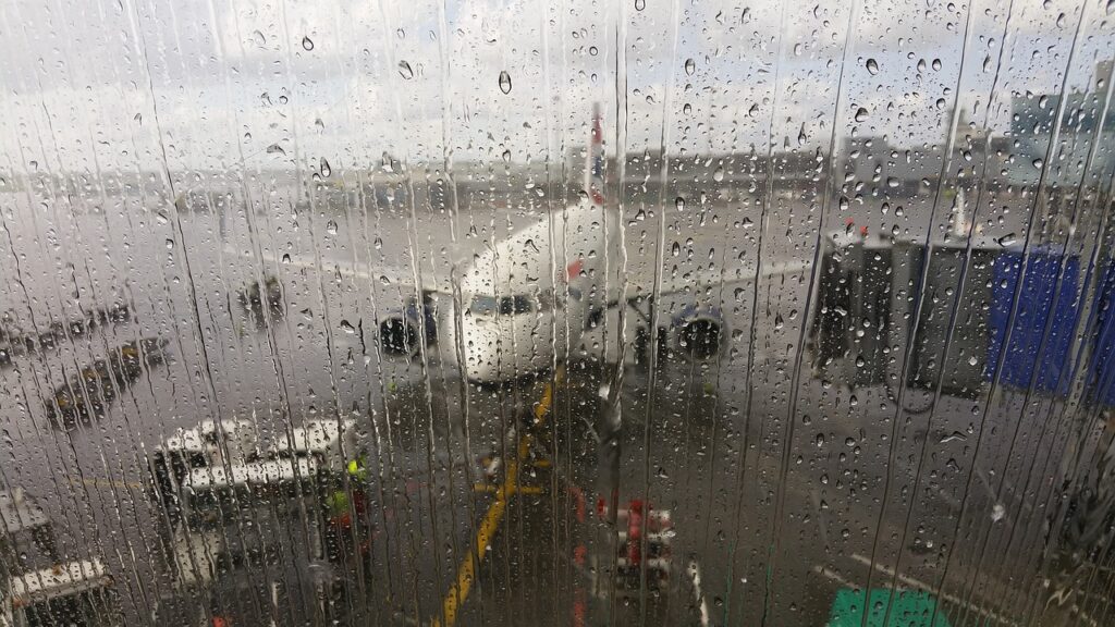 Ein Flugzeug steht im Regen auf dem Flugfeld.