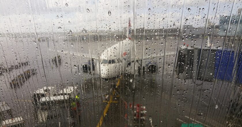 Ein Flugzeug steht im Regen auf dem Flugfeld.