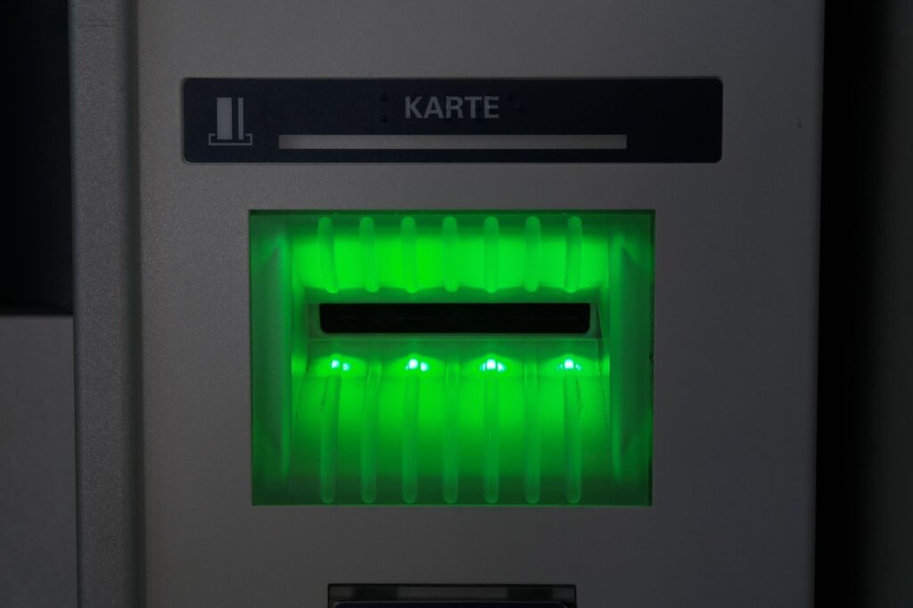 Nahaufnahme eines Kartenlesegerätes eines Bankautomaten.