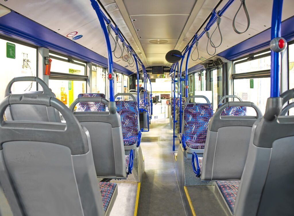 Das innere eins Linienbusses mit leeren Sitzen.